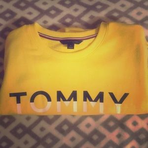 women’s yellow tommy hilfiger sweater size med.